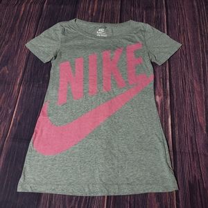 Nike Sportswear Women's Graphic Tee Small Regular Fit